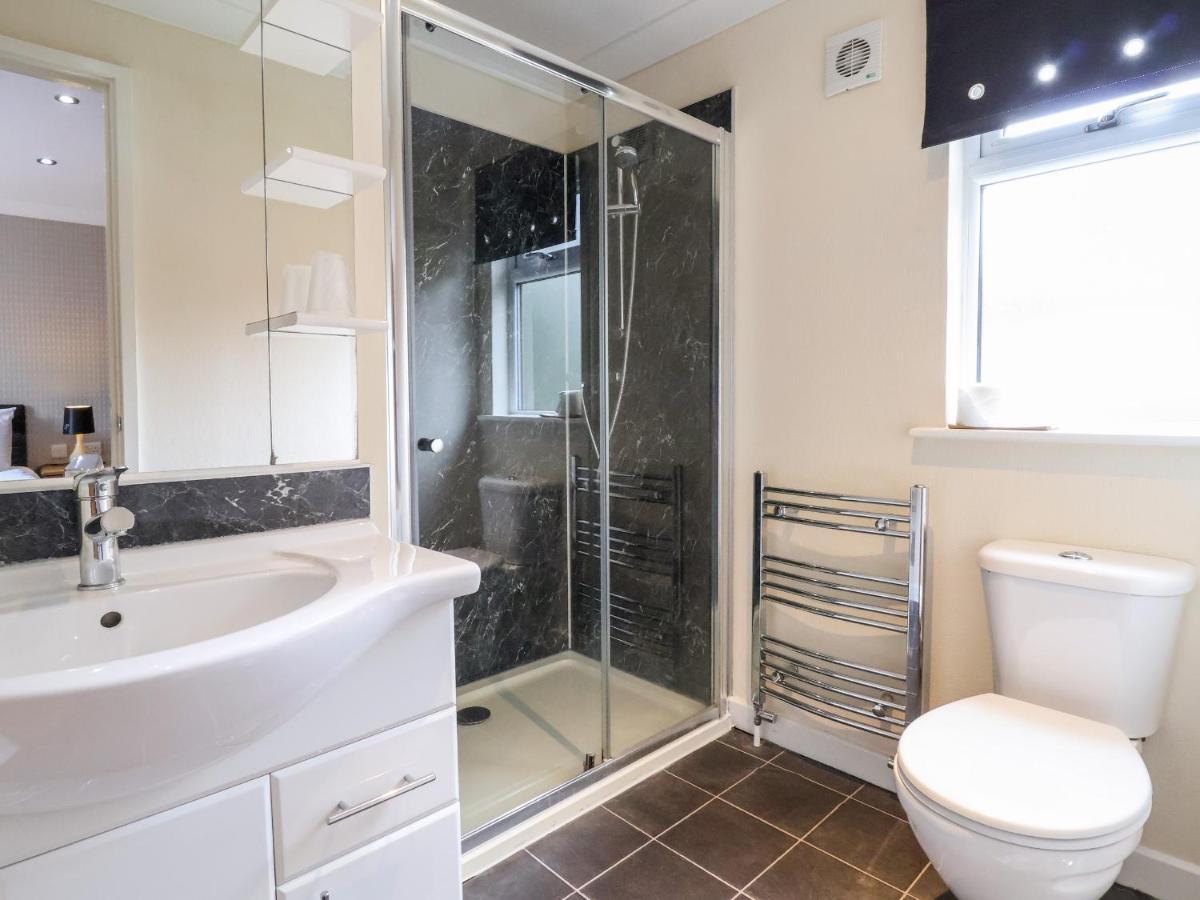Oak Lodge Hadnall Ngoại thất bức ảnh